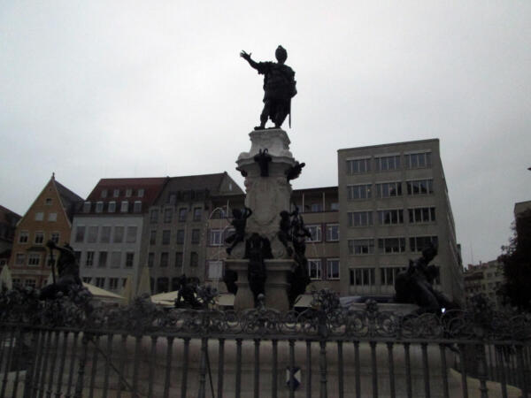 Spomenik na Maximilianstrasse na mjestu gdje je započela rimska cesta.