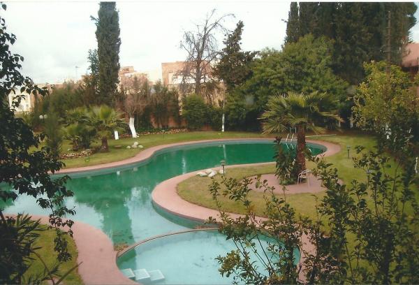 Meknes-bazen ispred hotela Zagi-Zaki