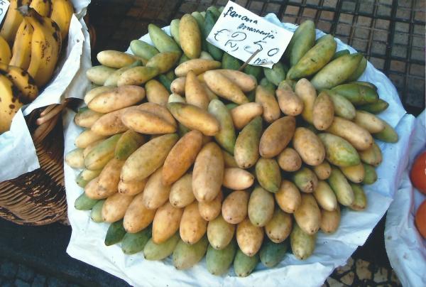 Egzotično voće na tržnici-maracuja banane