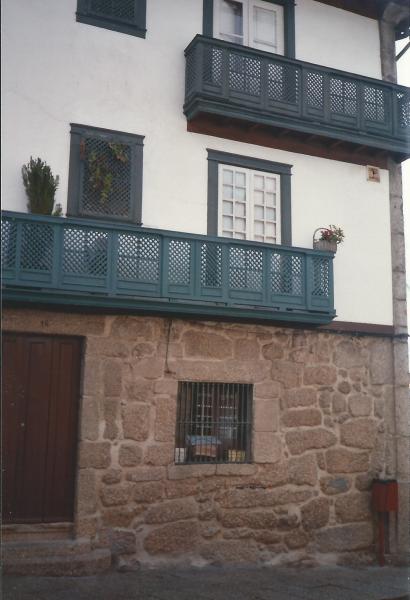 GUITANARES-stare kuće s karakter.drvenim balkonima pod zaštitom UNESC-a