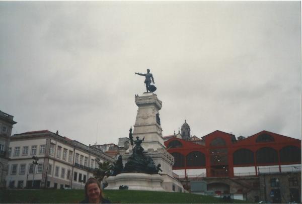PORTO-spomenik Henriku moreplovcu (crvena zgrada nekad tržnica, danas muzej i bijela zgrada burze