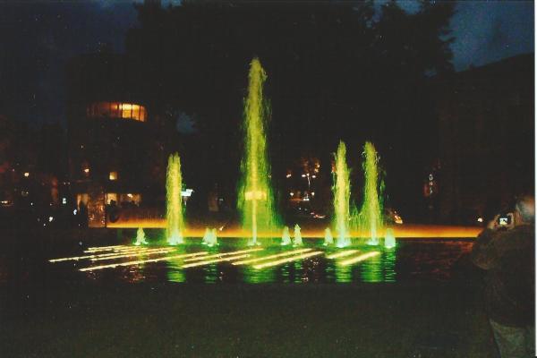 Salsomagiore-fontane na gl gradskom trgu u večernjim satima