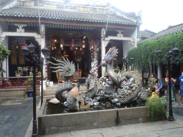 Dvorište hrama Fuok Kien.