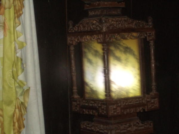 Svijetiljka ogledalo u kući Tan Ky.